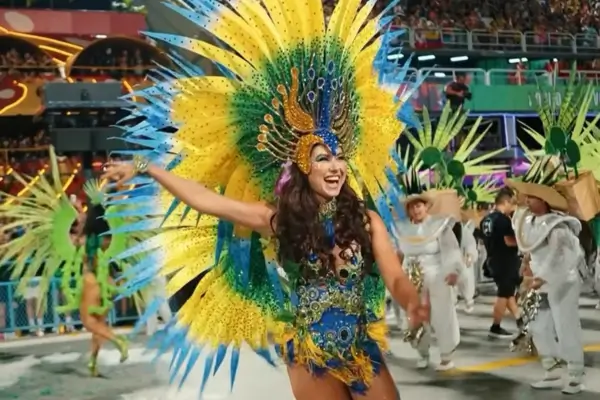 Passista com fantasia verde, azul e amarela desfila no Sambódromo durante o Carnaval do Rio de Janeiro.