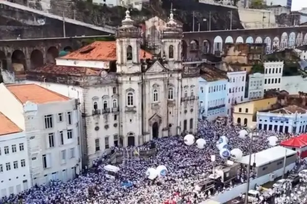 Multidão vestida de branco participa da Lavagem do Bonfim em frente à Igreja de Nosso Senhor do Bonfim, em Salvador.